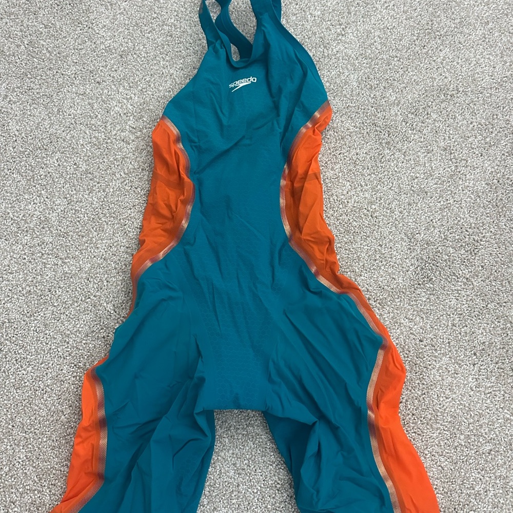 Speedo intent closed back size 22 LE color